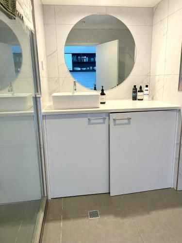 łazienka z dwiema umywalkami i lustrem w obiekcie Heritage studio with private balcony w Auckland