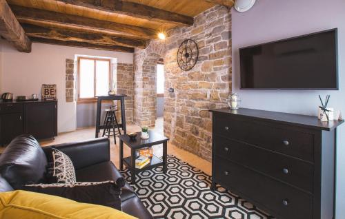 Μια τηλεόραση ή/και κέντρο ψυχαγωγίας στο Stunning Apartment In Oprtalj With Wifi