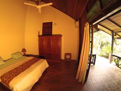 Säng eller sängar i ett rum på Lumbalumba Resort - Manado