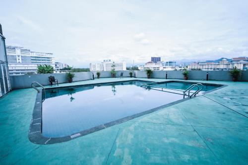 a large swimming pool on top of a building at Kingston Hotel 15 - Tower Regency, Ipoh in Ipoh