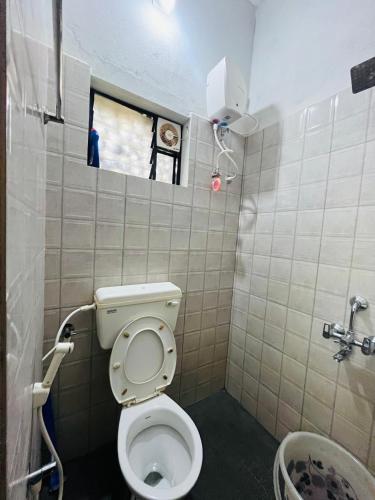 MalpeBeach Escape - Malpe Beach的带马桶和窗户的小浴室