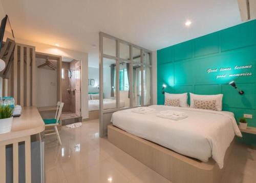 Un pat sau paturi într-o cameră la Tiny Krabi Hotel
