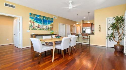 een eetkamer en keuken met een tafel en stoelen bij Ocean View in Koolina Oasis in Honokai Hale