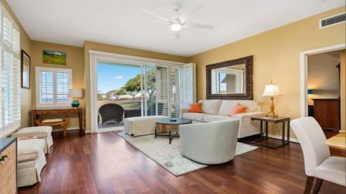 een woonkamer met een bank en een open haard bij Ocean View in Koolina Oasis in Honokai Hale
