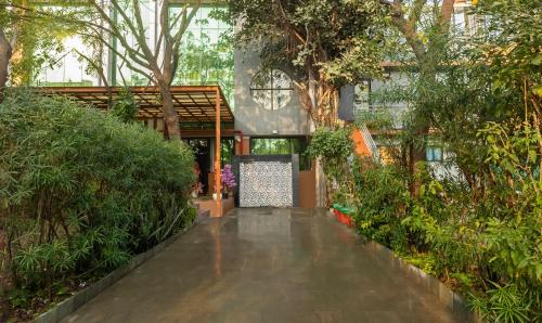 Κήπος έξω από το Treebo Executive Suites