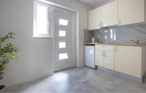 Nhà bếp/bếp nhỏ tại Lovely Apartment In Tucepi With House Sea View