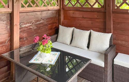 un divano in vimini e un tavolo su un patio di Stunning Home In Prokowo With Sauna a Prokowo