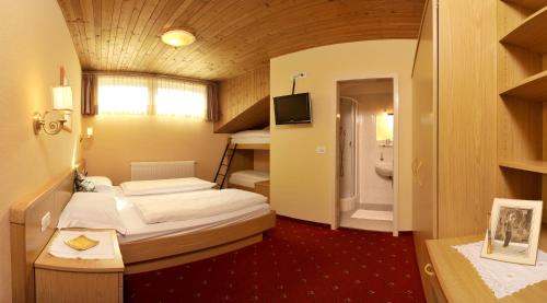 Postel nebo postele na pokoji v ubytování Hotel Euròpa Dolomites