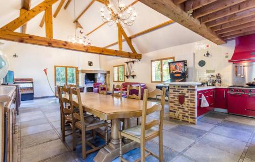 Kuchyň nebo kuchyňský kout v ubytování Amazing Home In Acquigny