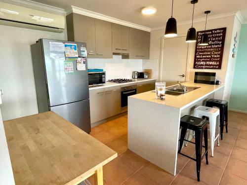 Η κουζίνα ή μικρή κουζίνα στο Sandcastle - A Esplanade Place, Stunning Views