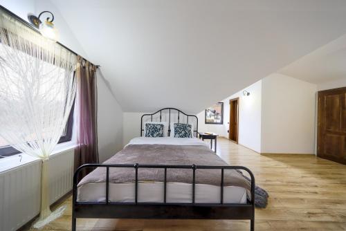 En eller flere senge i et værelse på Frapin House