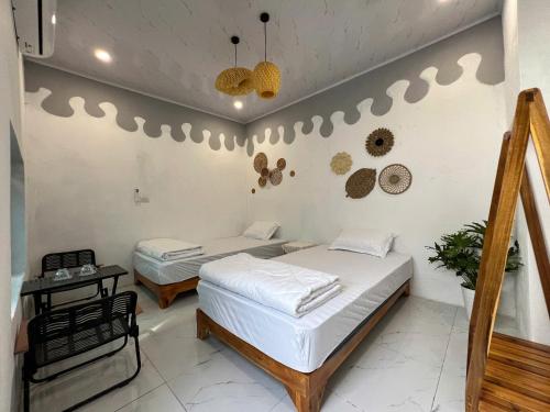 Văn LâmThe Mountain Homestay & Cafe的有两张床和一张桌子的卧室