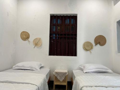 Văn LâmThe Mountain Homestay & Cafe的带窗户的房间里有两张单人床