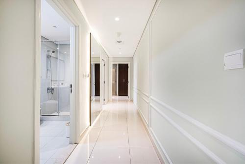 Ένα μπάνιο στο Spacious Lux 4 Bed with Large Balcony and Burj View by Vista Stays Dubai