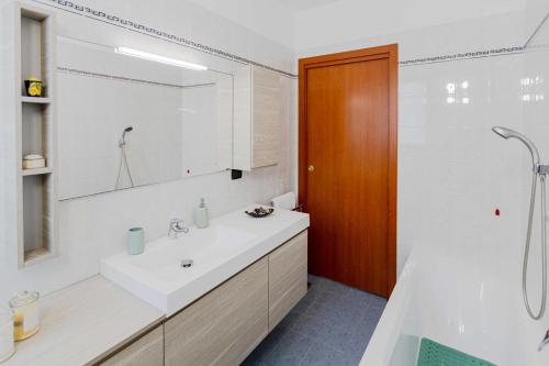 Un baño blanco con lavabo y ducha en myhomEgallarate, en Gallarate