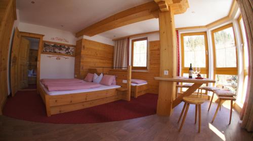 En eller flere senge i et værelse på Hotel Schweizerhof