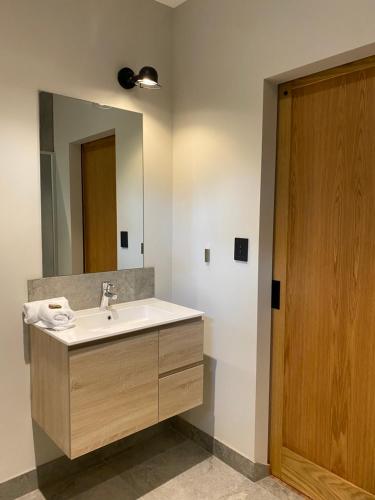 un bagno con lavandino e specchio di Barn Hives Yallingup a Yallingup