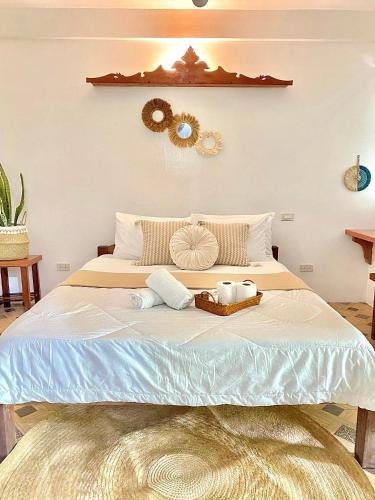 un letto con due asciugamani e un vassoio sopra di Jacking Horse Homestay a General Luna