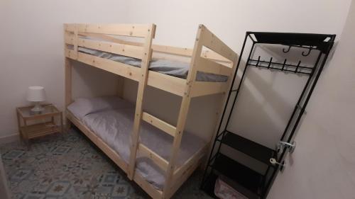 Ένα ή περισσότερα κρεβάτια σε δωμάτιο στο Laura's cottage