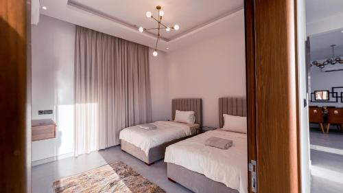 Postel nebo postele na pokoji v ubytování شالية الرياحين