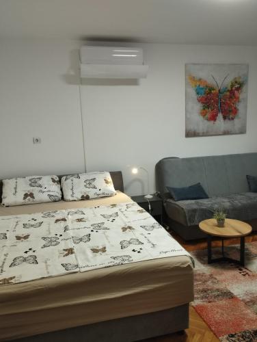 Ένα ή περισσότερα κρεβάτια σε δωμάτιο στο Studio apartman Senka