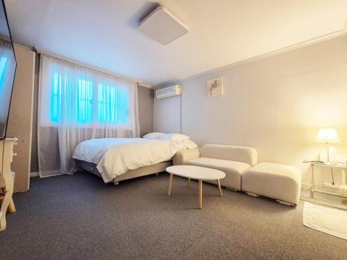 Postel nebo postele na pokoji v ubytování White Tree