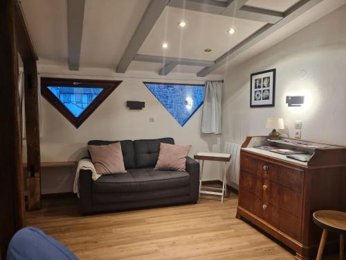 un soggiorno con un divano e un tavolo di Studio chez Eve et Momo a Ingwiller