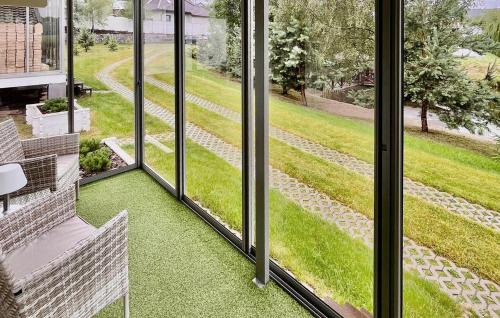 Una habitación con vista a un patio con césped. en Amazing Home In Prokowo With Wifi, en Prokowo