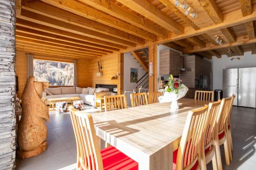 Kuchyň nebo kuchyňský kout v ubytování Chalet La Tanière avec piscine et sauna - Vars Saint Marcellin