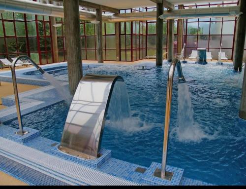una piscina con uno scivolo d'acqua in un edificio di Alojamento 4 a Monção