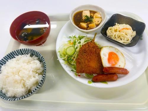 a tray with a plate of food with rice and meat at ドリームビレッジエンシン in Kitakami
