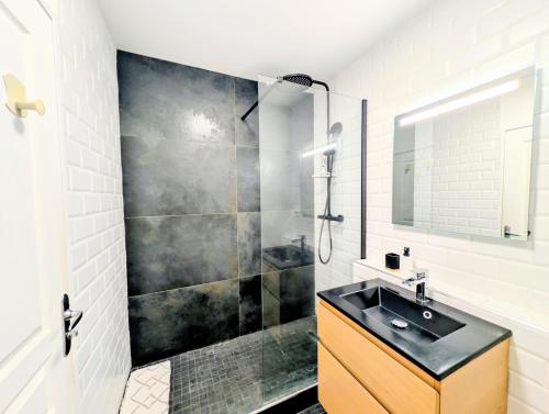 Ένα μπάνιο στο Studio Bleu Cozy - cocon pour 2 à Saint-Gilles