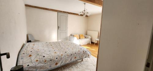 un dormitorio con una cama y una silla en una habitación en Villa Béa, en Filolie