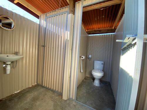 Ένα μπάνιο στο Kalahari-Trails Meerkat Sanctuary Campsites