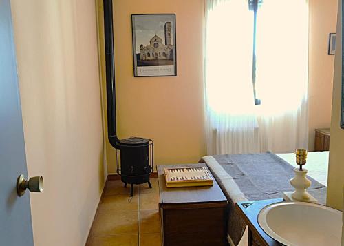 y baño con lavamanos y fogones. en Hermosa Mía, en Villaescusa de Haro