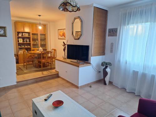 un salon avec une télévision et une salle à manger dans l'établissement Casa Celita, à Poio