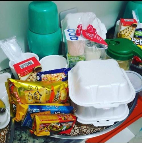 een aanrecht met snacks en een kom met eten bij Caribe Palace Hotel Taguatinga in Brasilia