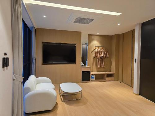 Ένα μπάνιο στο Tria Business & Boutique Hotel