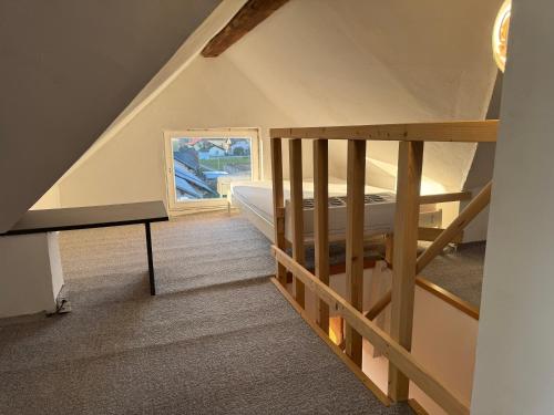 ein Dachzimmer mit einem Etagenbett und einem Fenster in der Unterkunft Apartments Zupan in Šenčur