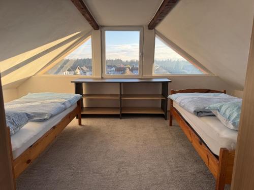 Habitación en el ático con 2 camas y escritorio en Apartments Zupan, en Šenčur