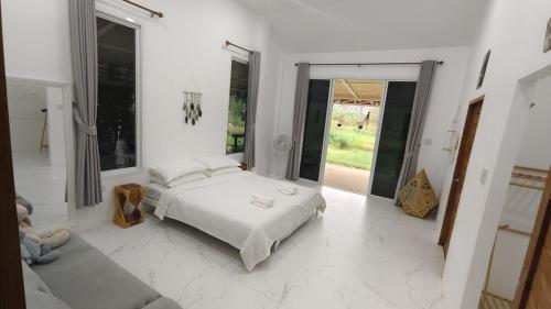 En eller flere senge i et værelse på Krabi Valley Villa