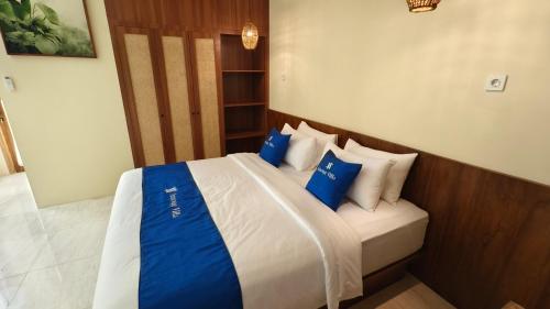 Ένα ή περισσότερα κρεβάτια σε δωμάτιο στο Among Villa