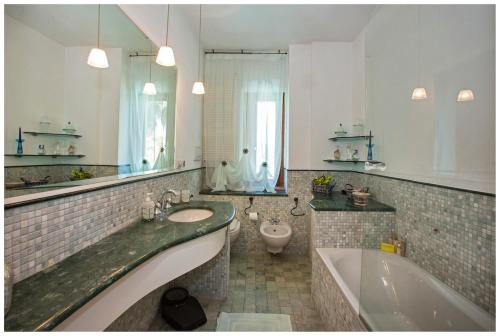 Ένα μπάνιο στο Villa Ariete