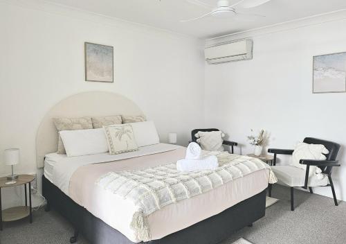 Una cama o camas en una habitación de Mollymook Ocean View Motel only for guests over 18 years