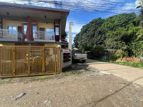 een vrachtwagen geparkeerd voor een huis bij Westlinehomestay in Puerto Princesa City