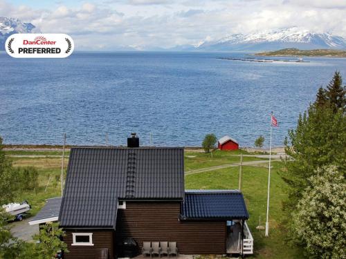 una casa con vistas al agua y a las montañas en 9 person holiday home in Lyngseidet, en Lyngseidet