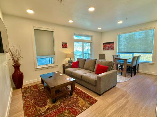 Garden Towers CondominiumModern Condo with Luxury Amenities的客厅里有一张沙发和一张桌子。