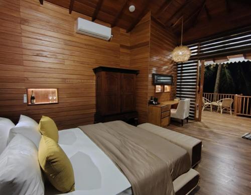 乌纳瓦图纳塞雷娜的阳台酒店的一间带大床和书桌的卧室