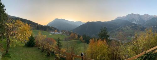 een uitzicht op een vallei met bomen en bergen bij Apartment Juen in Tobadill
