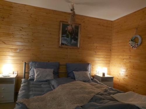 Una cama o camas en una habitación de Téli Berek Vendégház